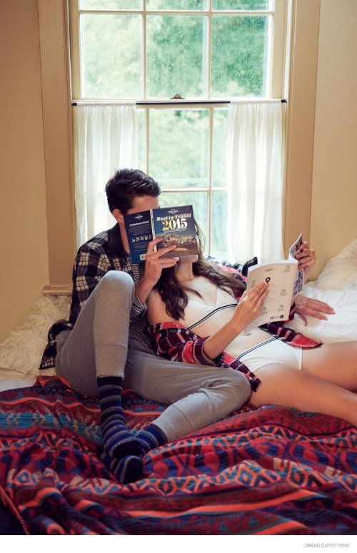 фото влюбленной пары в домашней обстановке на кровати читают книгу 2015 парень в носках и трениках девушка в трусиках и клетчатой рубашке