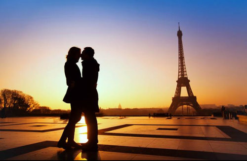 силуэт влюбленной пары на закате в Париже на фоне Эйфелевой башни поцелуи