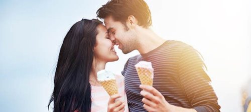 радостная счастливая пара с рожками мороженого очень мило и романтично