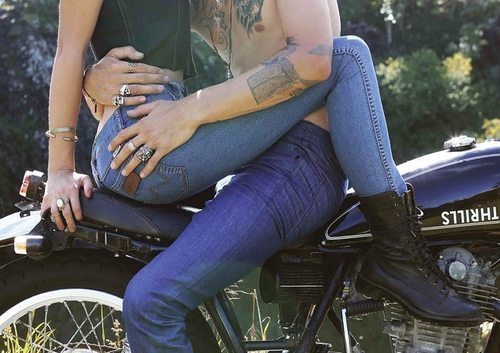 Объятья ногами в джинсах на мотоцикле.