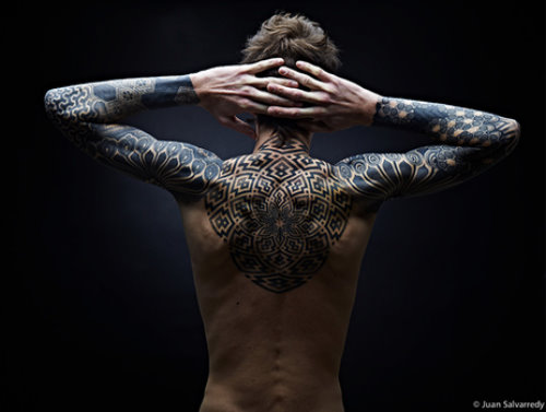 мужская татуировка на руках и спине