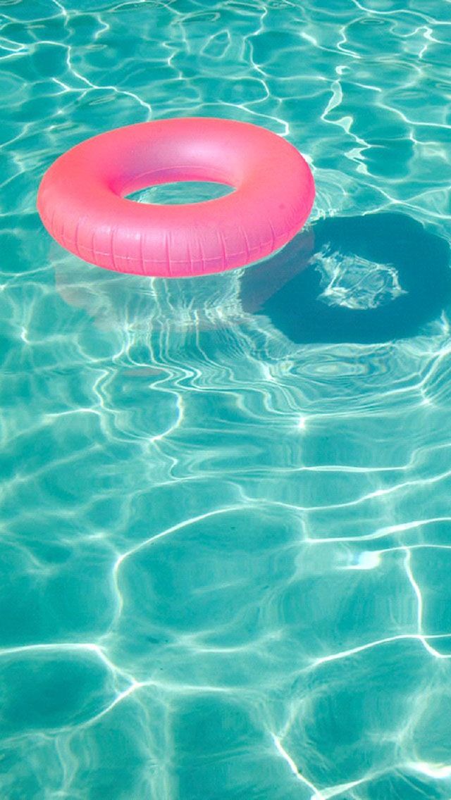 розовый надувной спасательный круг на изумрудной чистейшей воде