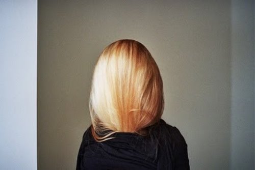 Блондинка спиной спрятала волосы под шарф