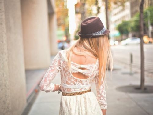 Блондинка в шляпе и кружевном платье со спины на улице