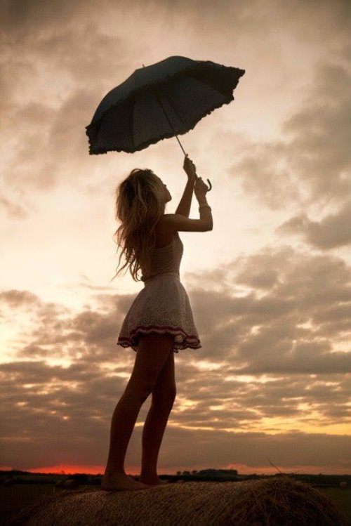 Блондинка с зонтом в платье в пасмурную погоду со спины без лица