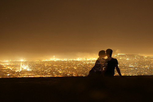 Влюбленные на свидании на фоне ночного города с высоты