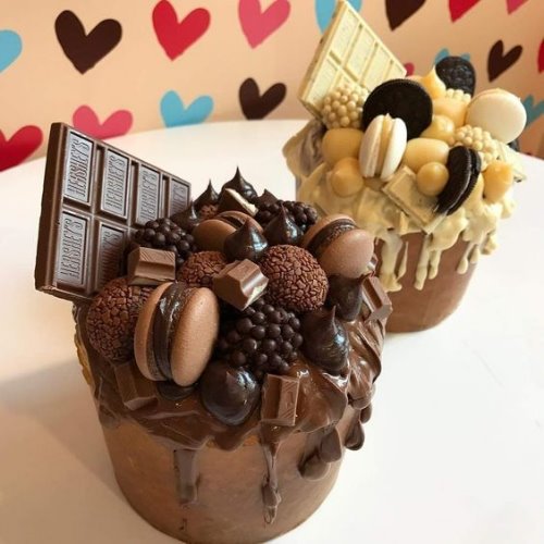 Идеи декора шоколадного кулича с кусочками шоколада, макаронс