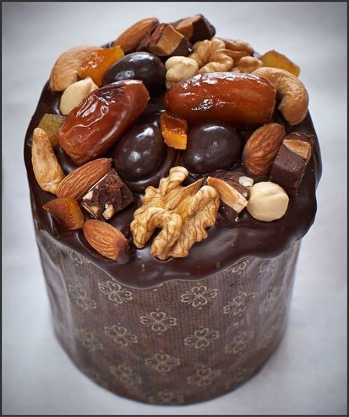 Украшение куличей на Пасху: шоколадный кулич с сухофруктами и орехами 