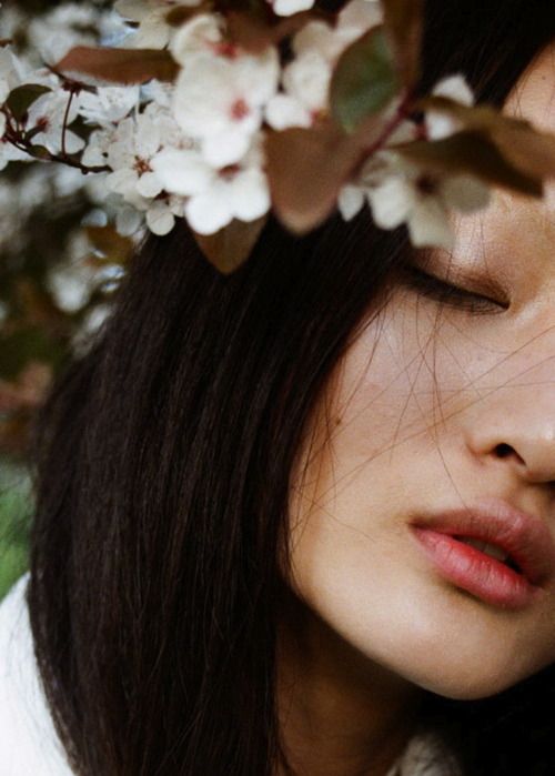 Чувственное фото девушки с закрытыми глазами под цветущим деревом