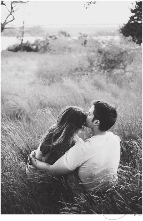 Любящая пара в траве целуется