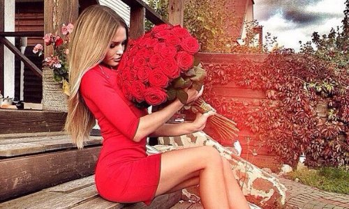 блондинка в красном платье с большим букетом роз