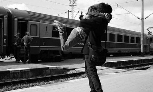 парень с девушкой без лиц на вокзале обнимаются