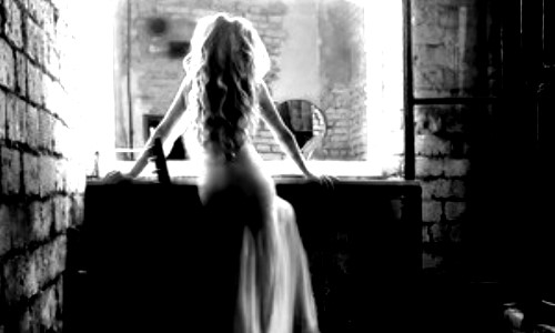 девушка с длинными вьющимися волосами в платье со спины ч/б фото