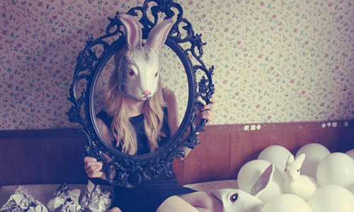  Девушка в маске кролика