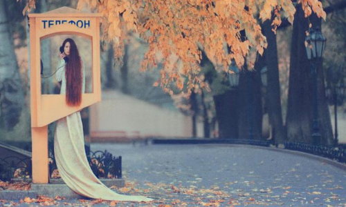  Девушка в телефонной будке