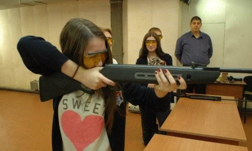  Девушка в тире