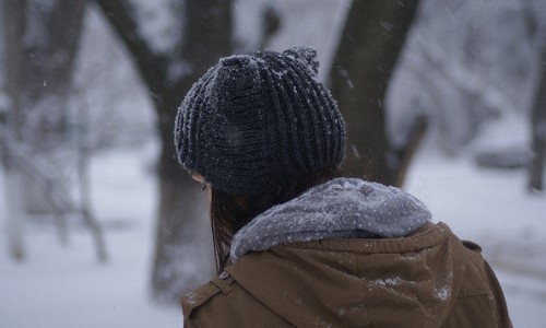  Девушка в вязаной шапке