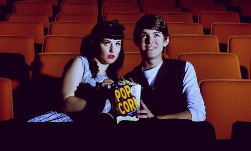 влюбленная пара в кинотеатре с попкорном одни