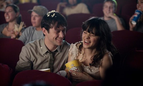 парень с девушкой смеются в кинотеатре, у парня на голове попкорн