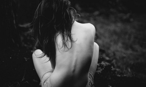 Девушка в шортиках в лесу со спины чб