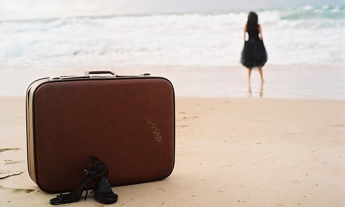 девушка бросила чемодан на берегу и побежала в море