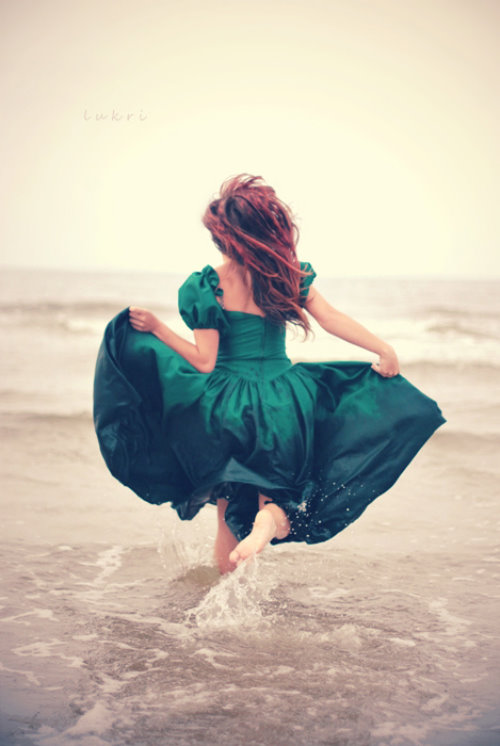 Девушка бегущая в красивом платье