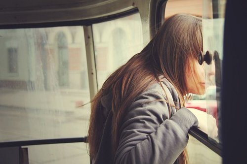 Девушка в трамвае высунула голову в окно
