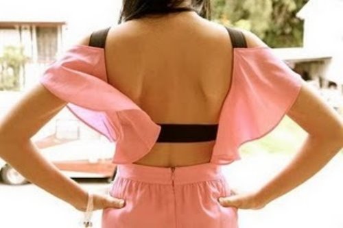 Девушка в розовом легком платьице спиной