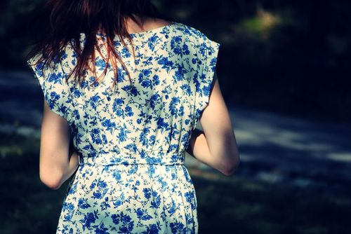 Девушка в белом платье с синими цветочками