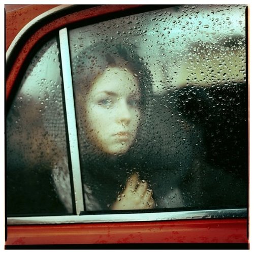 фото красавицы смотрящей сквозь мокрое окно автомобиля