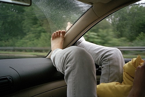 Пока муж ждал в машине. Ноги в окне машины. Одиночество машина. Мужчина в окне машины. Пацан сидит на машине.