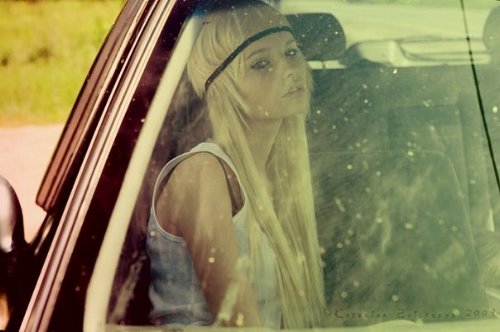 красивая блондинка сидит в авто