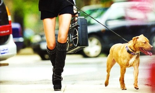 девушка без лица с магнитофоном и собакой гуляет по городу