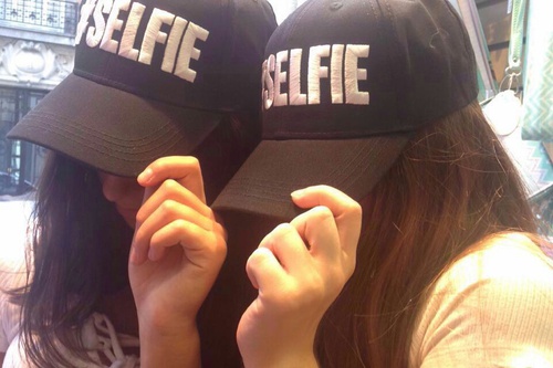 девушки в кепках selfie