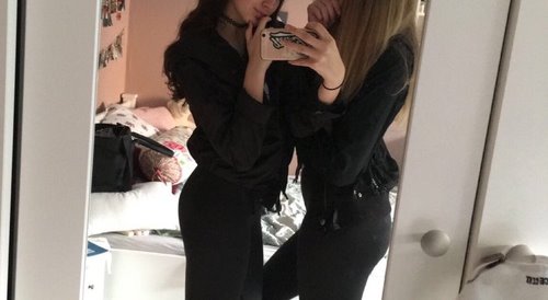 две подружки в черном в зеркале в спальне
