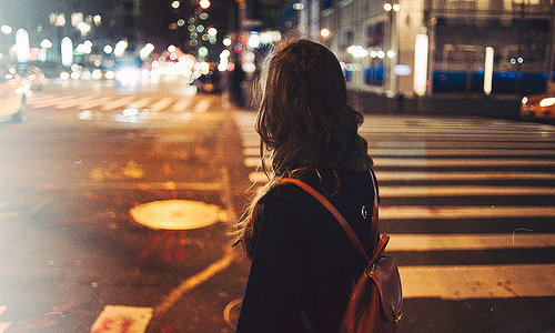 девушка не видно лица на пешеходном переходе в ночном городе