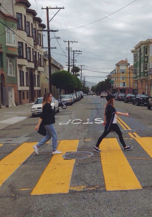две девушки переходят по пешеходному переходу