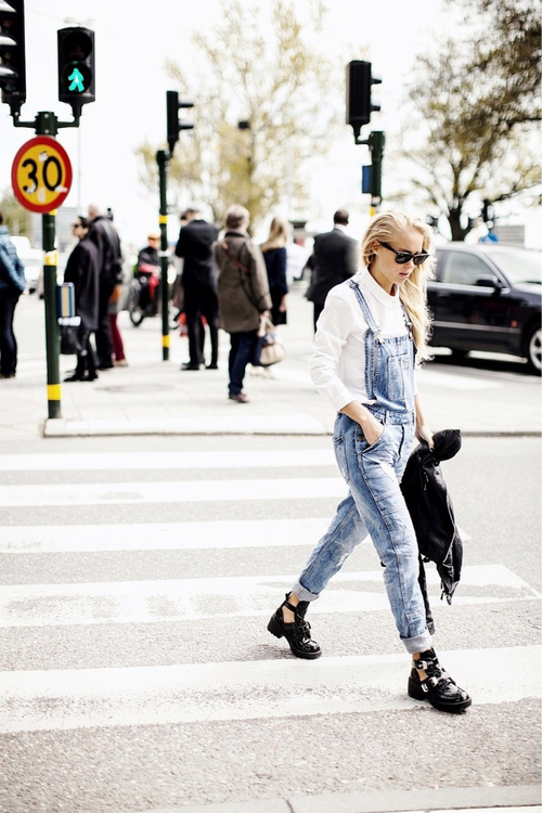 девушка в джинсовом комбинезоне на пешеходном переходе
