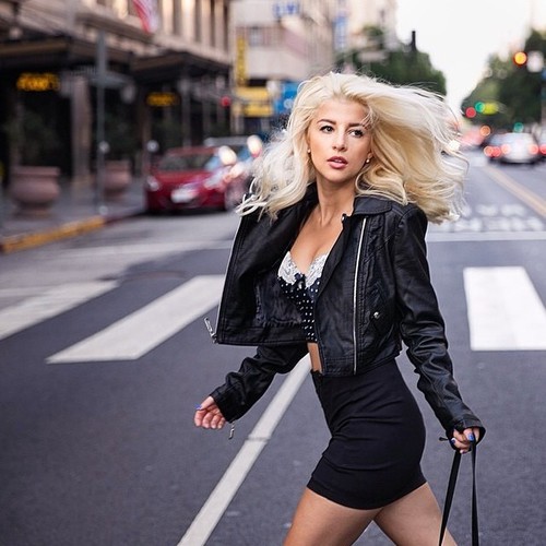 блондинка перебегает по пешеходному переходу