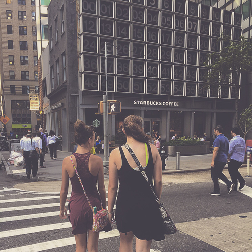 две девушки со спины без лица на пешеходном переходе