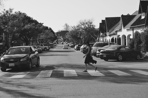 чернобелое фото девушки на пешеходном переходе