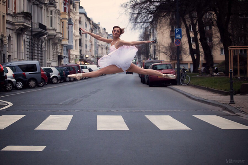 балерина перелетает через пешеходный переход