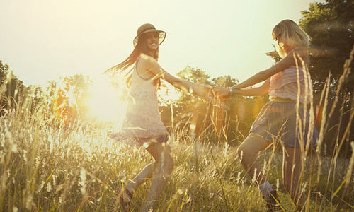 две подружки кружатся в поле летом на закате