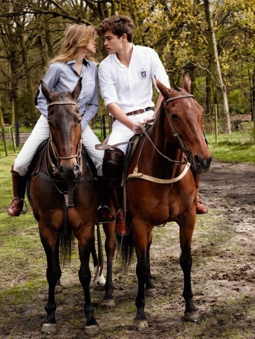 влюбленные на лошадях целуются