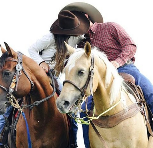 парень с девушкой на лошадях в ковбойских шляпах