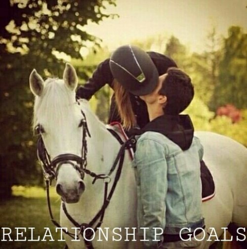 парень целует девушку на лошади