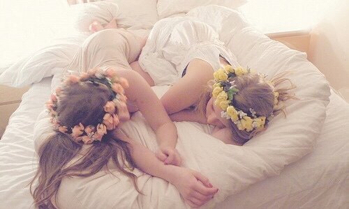 две подружки в белых платьях с веночками на голове лежат в кровати идеи для фотосета дома