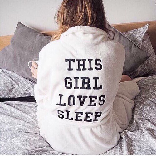 девушка без лица со спины в кровати в халате с надписью this girl loves sleep