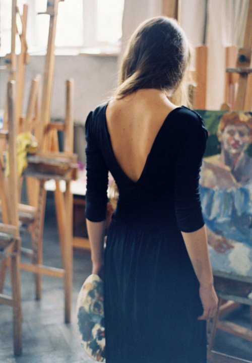художница в черном платье спиной
