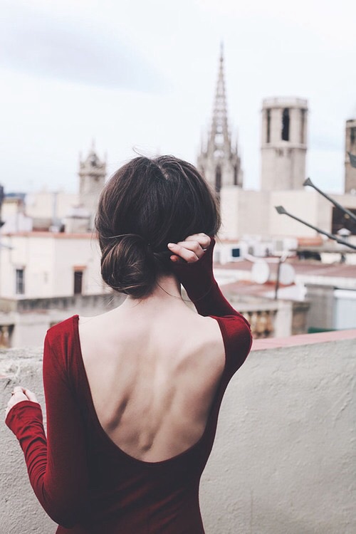 девушка с пучком со спины без лица в красном платье